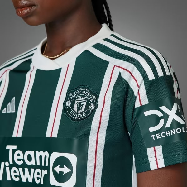Le maillot extérieur de Manchester United 2023/24, montrant comment le logo Adidas, le blason et le sponsor sont dans la même palette de couleurs pour donner un résultat harmonieux et intégré.